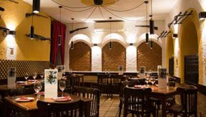 Salón comedor del restauarante mesón el Lacón con la mejor comida típica española
