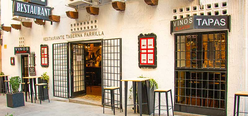 imagen exterior del restaurante mesón el Lacón especializado en comida tradicional española