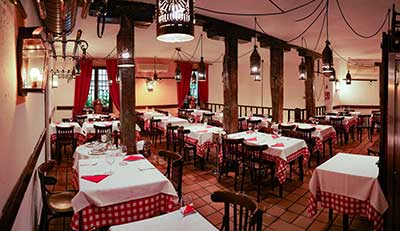 Salón comedor de mesón el Lacón, amplio. confortable adecuado para fiestas y celebraciones